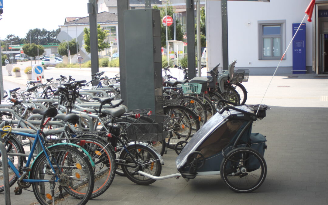 Fahrräder am Bahnhof Absdorf